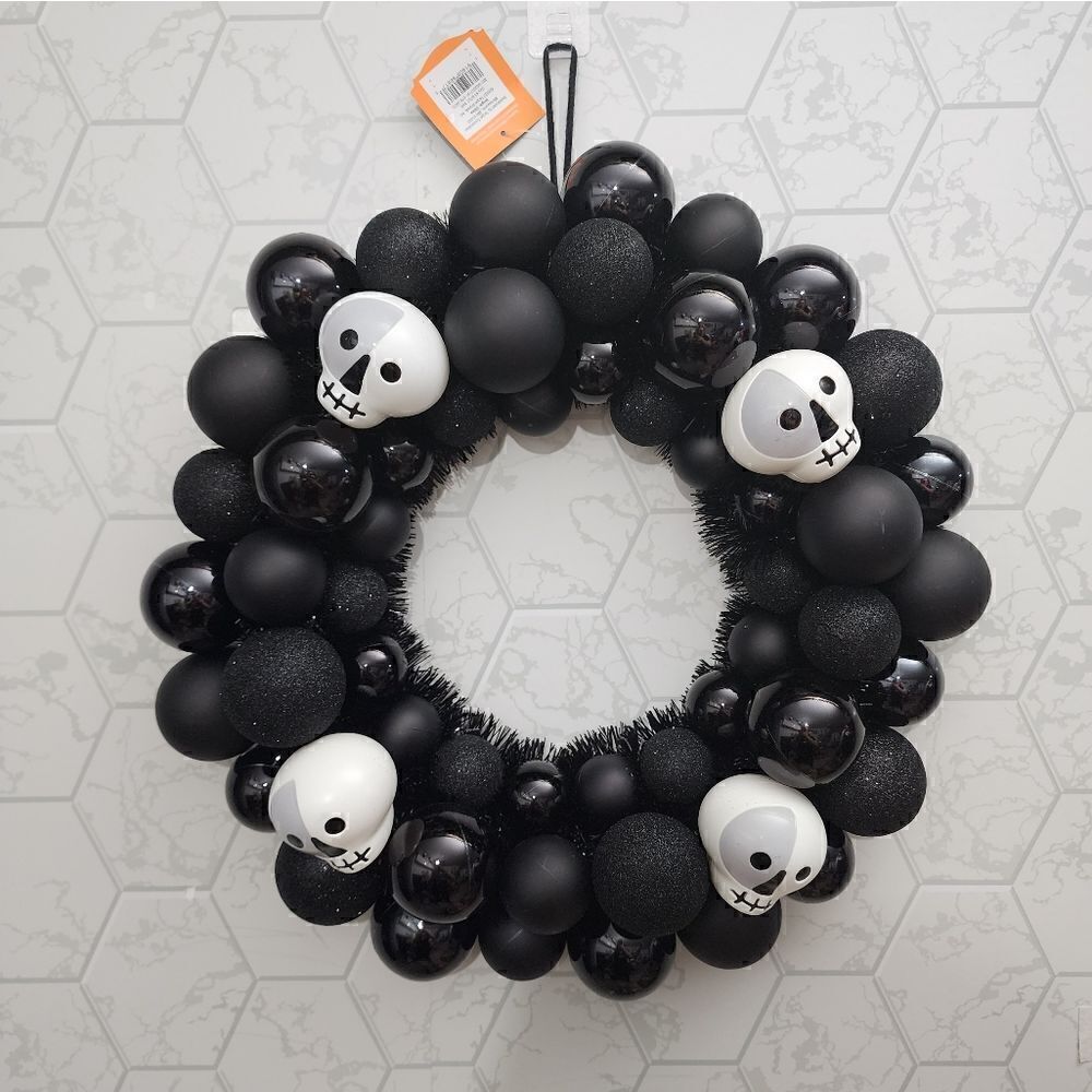 Target Halloween Wreath Shatterproof Bulbs & Skulls Hyde & Eek Black  17 Inches